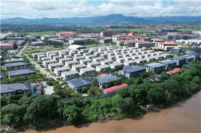 位於緬甸東部妙瓦底鎮的KK園區建築群。資料照。2025年9月17日從泰國邊境達府的湄索縣拍攝。