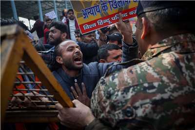 數百名民眾23日聚集在新德里孟加拉高級專員公署附近，抗議1名印度教男子因涉嫌褻瀆神明在孟加拉遭私刑致死事件。 (路透社/達志影像)