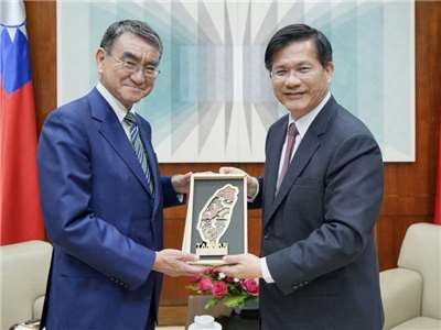 外交部長林佳龍(右)24日接見日本前外務大臣河野太郎(左)並致贈「一眼看台灣」 (外交部提供)