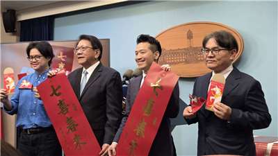 為迎接2026年(歲次丙午)「馬」年的到來，總統府特別製作總統、副總統賀年卡及春聯、紅包袋、福袋，傳達總統及副總統的新春祝福。(劉玉秋 攝)