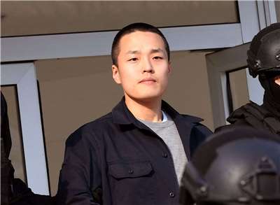 圖為韓國加密貨幣大亨權道亨(Do Kwon)2023年3月23日，在蒙特內哥羅首都波德里查庭訊後步出法院。 (檔案照)