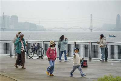 各地雲多偶降雨 晚間東北季風增強。