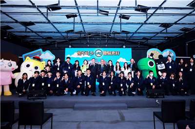 文化部自民國115年起，將13至15歲正式納入文化禮金常態化發放範圍。圖為行政院長卓榮泰、文化部長李遠日前出席宣告記者會。(文化部提供)