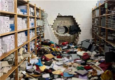 搶匪在聖誕節假期間以大型鑽孔設備「鑽入」德國一家銀行的地下金庫，竊走價值3千萬歐元(3500萬美元)的現金、黃金與珠寶。