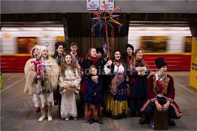 烏克蘭基輔市中心的一個地鐵站，一群身穿烏克蘭傳統服飾的人們在聖誕節前夕唱著聖誕頌歌。(美聯社/達志影像)