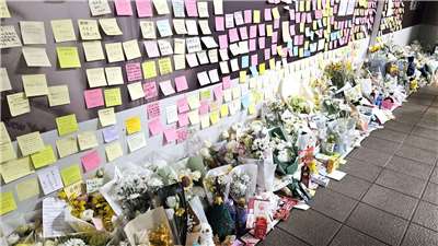 北車19日發生隨機攻擊事件，余家昶因試圖制止嫌犯而不幸遇害，許多民眾到現場獻花致意。(劉品希 攝)