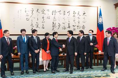 賴清德總統23日接見日本「TY會」會長瀧波宏文參議員乙行。 (總統府提供)