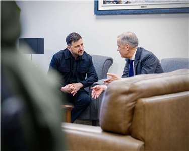 烏克蘭總統澤倫斯基(Volodymyr Zelenskyy)(左)會晤加拿大總理卡尼(Mark Carney)(右)。(圖：卡尼臉書)