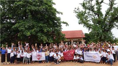 台北醫學大學「飛洋國際服務團」深耕柬埔寨的學校與社區，帶領當地師生與民眾認識疾病防治與藥品知識，今年再度獲選特優團隊，並榮獲「國際醫療典範獎」。(圖：台北醫學大學飛洋國際服務團臉書)