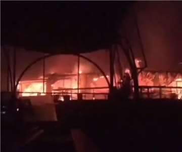 印度熱門旅遊勝地果阿邦(Goa)北部阿爾波拉(Arpora)一間夜店午夜發生火災，造成25人喪生，6人受傷。(X@sanjoychakra)