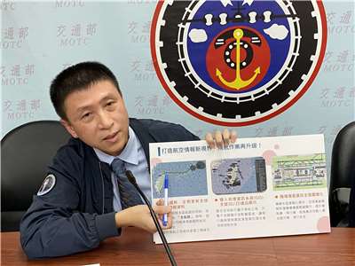 民航局飛航服務總台副總台長董吉利9日展示「新一代航空情報服務系統」，如同我國航空版的Google Map！(吳琍君攝)