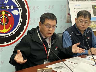 鐵道局總工程司彭家德(左)26日說明機場捷運A14第三航廈站最新施工進度，目標2027年底與第三航廈同步啟用。(吳琍君攝)