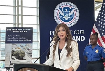 美國國土安全部部長諾姆(Kristi Noem)宣布，美國將暫停實施俗稱「綠卡樂透」(green card lottery)的綠卡抽籤計畫。(資料照/AFP)