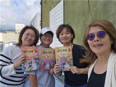 去海女神龍共同創辦人洪莉棋（左2）與蔡宜臻（右2）與主持人合影