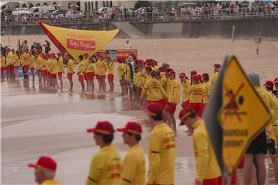 數十名身穿紅黃制服的澳洲衝浪救生員20日在雪梨邦代海灘岸邊列隊靜默，以悼念日前在海邊猶太節日活動中遭槍手射殺的15名罹難者。