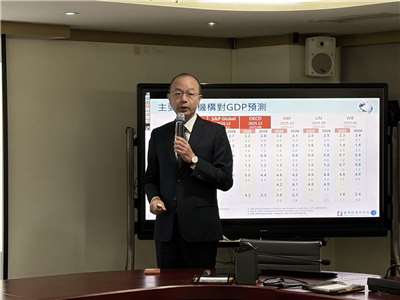 台經院景氣預測中心主任孫明德指出，觀察產業表現時常以「傳產與非傳產」作為區隔，但正逐步轉向「AI與非AI」，凡是與AI產生連結的傳產與不動產業，表現都可望水漲船高。(蔡芃敏 攝)