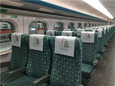 高鐵公司20日表示，緊急時確實可以拆下椅墊當防衛用具，列車長上線前也會受訓，協助保障旅客安全。(FB@台灣高鐵)