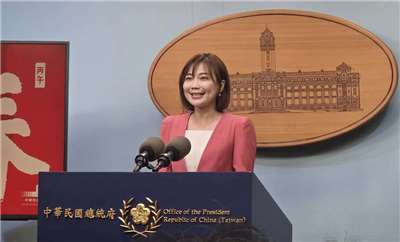 總統府發言人郭雅慧今天主持「2026年總統、副總統賀年卡、春聯、紅包袋及福袋」公布記者會，會後受訪時回應中共發動環台軍演，呼籲朝野團結面對 （劉玉秋攝）