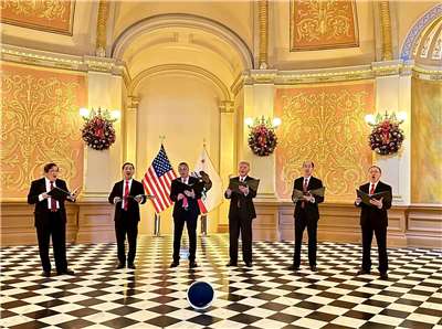 美國聽友Kenny(左一)跟合唱團團員在美國小白宮的聖誕節活動演出