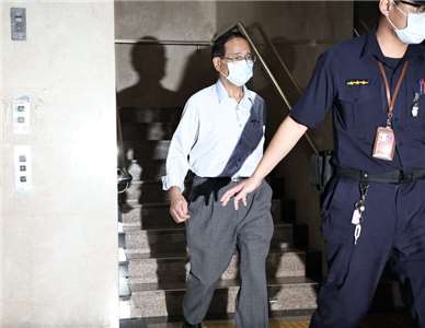 國民黨立委鄭天財於民國109年起涉嫌收受多家業者賄賂，提供業者「鄭天財國會辦公室特助」身分，並施壓行政單位。