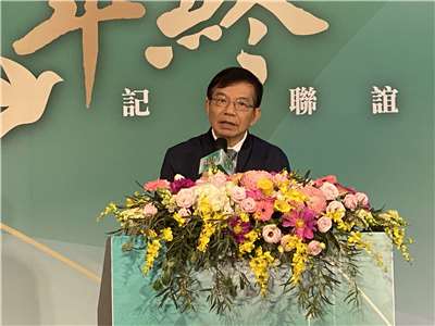 中華郵政公司董事長王國材在年終記者會上坦言，今年中華郵政受到美國總統川普祭出的對等關稅衝擊，整體營收如坐雲霄飛車。(吳琍君攝)