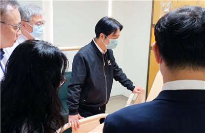 賴清德總統20日上午前往台大醫院探視北市隨機襲擊事件傷者。(總統府提供)