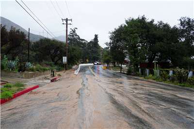 豪雨襲擊美國加州。圖攝於艾塔迪那(Altadena)，道路被泥漿和雨水覆蓋。