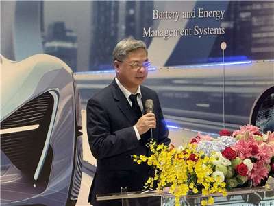 經濟部長龔明鑫參加台科大「智慧電動車動力系統技術人才培育基地」揭牌。(謝佳興 攝)