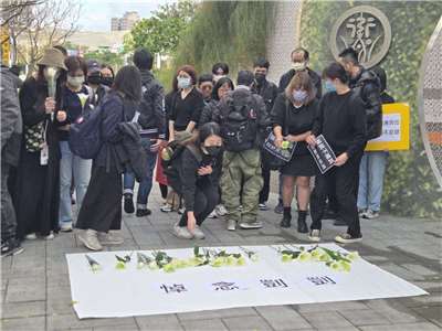 剴剴於2023年12月24日因遭保母虐待身亡，事件震撼社會。事發屆滿兩年，社工工會代表身穿黑衣、手持白色百合與玫瑰，先為剴剴默哀，悼念這名在制度縫隙中失去生命的孩子。 (江昭倫 攝)