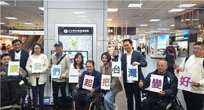 身心障礙聯盟等多個身心障礙團體5日共同發起「台北車站無障礙路線體驗行動」。(劉品希 攝)