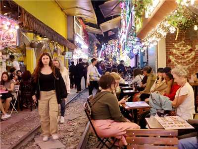 越南國際觀光客破2000萬人創新高。圖為越南河內市知名景點火車街。