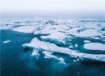 受燃燒化石燃料等人類活動影響，北極暖化速度遠比全球平均快。(Unsplash)
