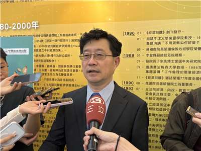 中經院院長連賢明指出，無論製造業或非製造業廠商對2025年下半年景氣的看法皆較原先預期明顯回升。(楊文君攝)