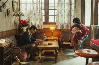 以1977年「中壢事件」為時代背景的台韓合製愛情電影《那張照片裡的我們》，藉由青春三角戀包裹台灣民主化之前的動盪年代。(瀚草文創GrX STUDIO提供)