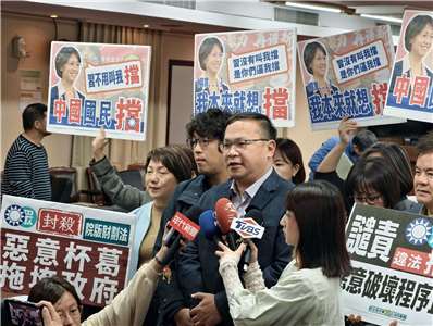 立法院程序委員會今天(23日)討論下次院會議程，國民黨團提出增訂憲法法庭就總統、副總統彈劾案外的判決可交付人民公投複決的公投法修正草案被列入26日院會議程。民進黨立委王義川批評國民黨提出的修法是破壞司法獨立，並表示對於反民主作為絕對會反對到底。(趙婉淳 攝)