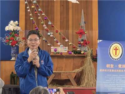 西班牙「朝聖之路」近年在台灣蔚為風潮，醫師陳仁勇早在 2019 年便踏上這條通往聖雅各的道路，並於今年將旅程整理成書，出版《朝聖・覺旅》。(江昭倫 攝)