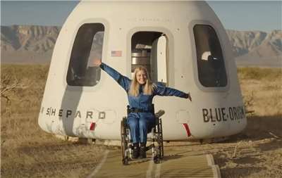 一名德國女工程師搭乘藍源公司火箭完成短暫太空之旅，成為首位完成這類壯舉的輪椅使用者。(翻攝Blue Origin YouTube頻道)