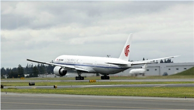 中國媒體今天(22日)報導，未來2週內有多達46條中日航線班機全數取消。圖為中國國際航空波音(Boeing)777-300ER客機。(圖 : 中國國際航空公司)