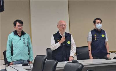 高雄市衛生局針對11月26日全聯「台灣鯛魚排」檢驗錯誤一案致歉，衛生局黃志中局長（中）、潘炤穎副局長（左）、檢驗科林學慶科長（右）召開記者會說明。 (圖：高雄市政府衛生局)