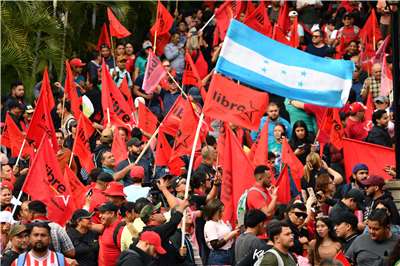 宏都拉斯執政黨支持者17日上街抗議選舉舞弊。 (AFP)