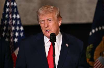 美國總統川普在佛州海湖俱樂部（Mar-a-Lago）接受媒體提問。