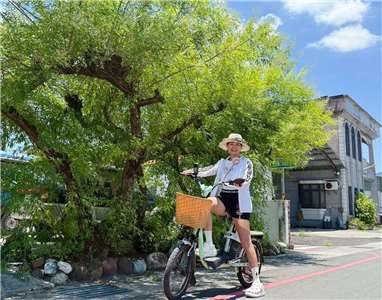 潘玉燕執行長與黃荊老樹合影