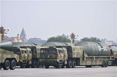 中共在今(2025)年舉行「九三閱兵」的同時，也以實際行動鞏固這個二戰「新解釋」。圖為東風5C洲際彈道飛彈，宣稱「打擊範圍覆蓋全球」，龐大的彈體須由3輛大卡車分別載運。（資料照/中新社提供)