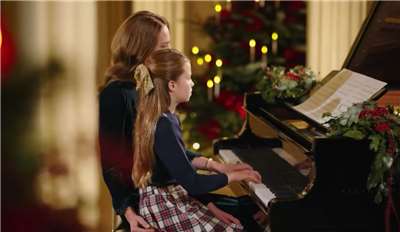 英國凱特王妃(Princess Catherine)與女兒夏綠蒂公主(Princess Charlotte)攜手合作，在「共度聖誕」頌歌禮拜的開場曲中共同演奏鋼琴。(YT/@princeandprincessofwales)