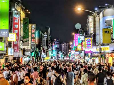 台灣街頭色彩鮮豔、字體混用、形狀雜亂的招牌，就經常被「揶揄」為某種華國美學。(饒辰書 攝)