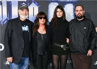 圖為好萊塢知名導演羅勃雷納(Rob Reiner, 左起)與妻子辛格(Michele Singer)、女兒羅米(Romy Reiner)與兒子尼克(Nick Reiner)，2025年9月9日出席電影「Spinal Tap II: The End Continues」首映會。