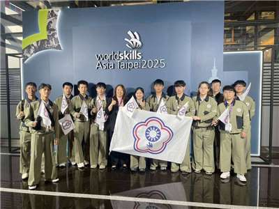 勞動力發展署中彰投分署培訓的國手奪得7金3銀1銅等11個獎項。圖為中彰投分署劉秀貞分署長與國手合影。(中彰投分署提供)