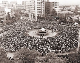 發生於1980年5月18日至27日間，起因為光州民眾發起民主運動，但因軍權統治國家的時任總統全斗煥下令武力鎮壓，釀成歷史悲劇。(韓國518紀念館)