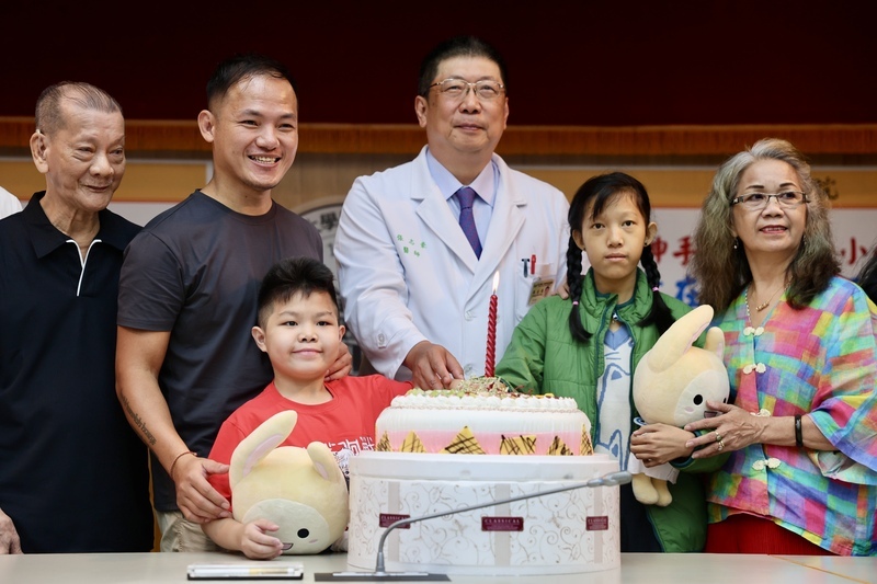 兩位自出生即罹患新生兒膽道閉鎖症的孩童，歷經他國手術失敗、生命垂危，轉往台大醫院接受活體肝臟移植，重獲新生。歷經10年後，兩位病童13日再次回到台灣，與大家分享重生的喜悅。(圖：中央社)