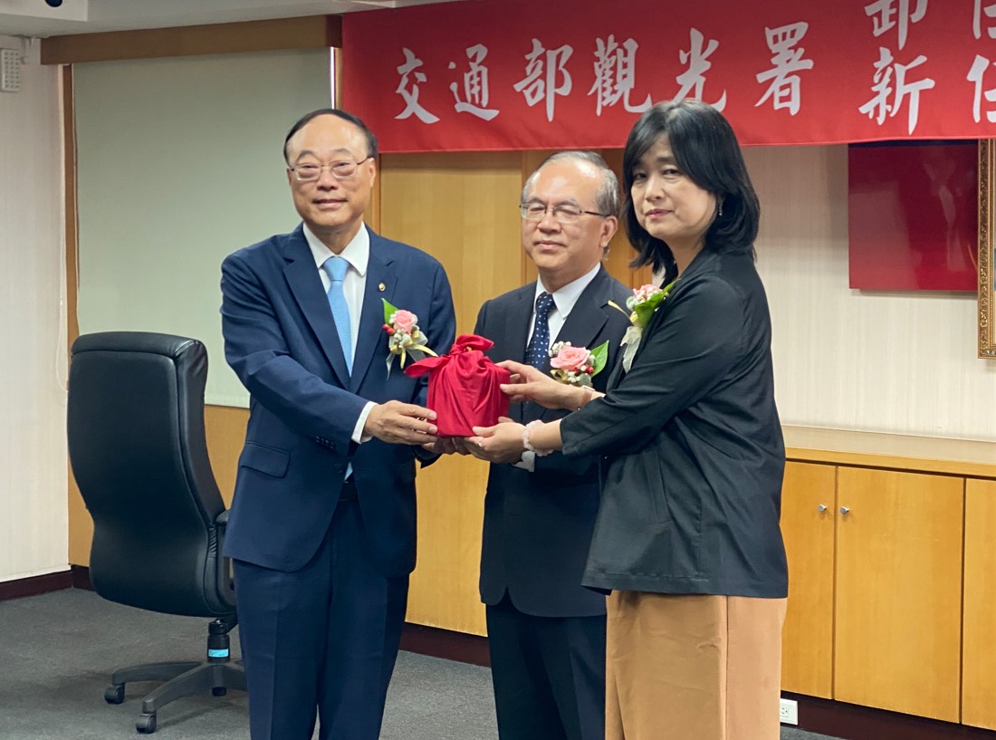 首任觀光署長周永暉(左) 27日在交通部政務次長陳彥伯(中)監交下，將署長印信交給首位來自民間的女性署長陳玉秀(右) 。(吳琍君攝)